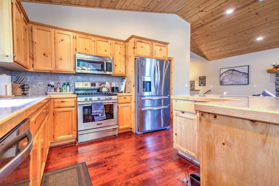 Open concept & fully stocked kitchen