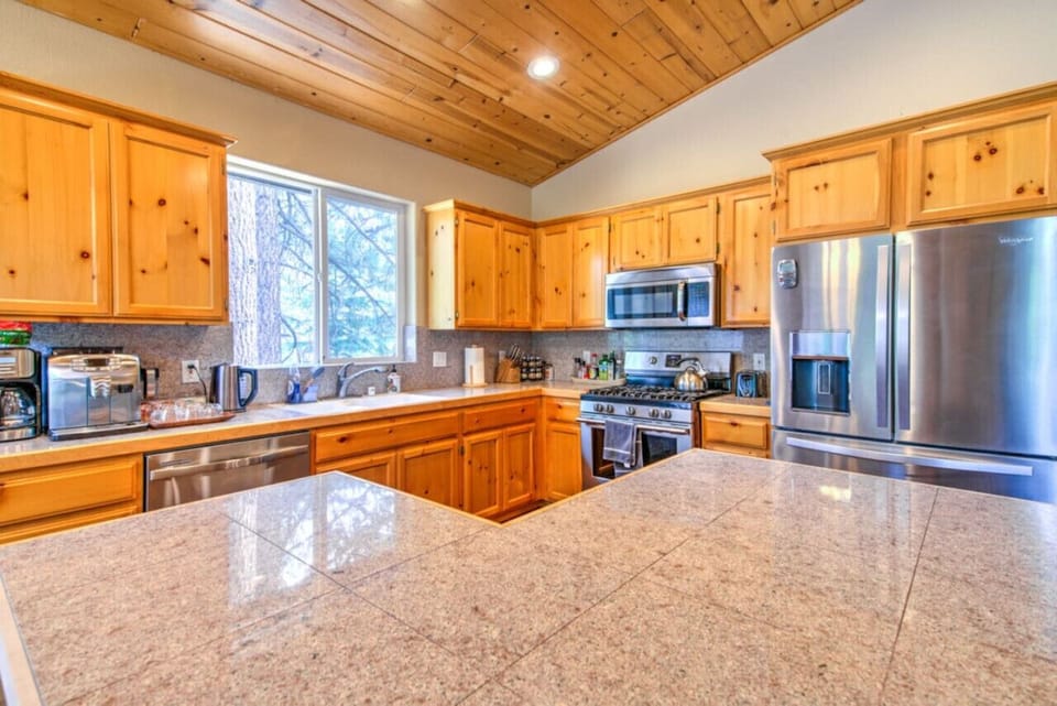 Open concept & fully stocked kitchen
