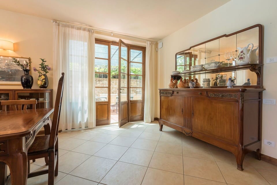 Autumn, Dining Room, Living Room, Spring, Summer