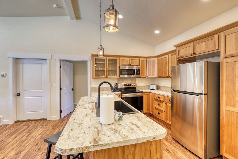 Full kitchen with full size appliances and all the cookware!