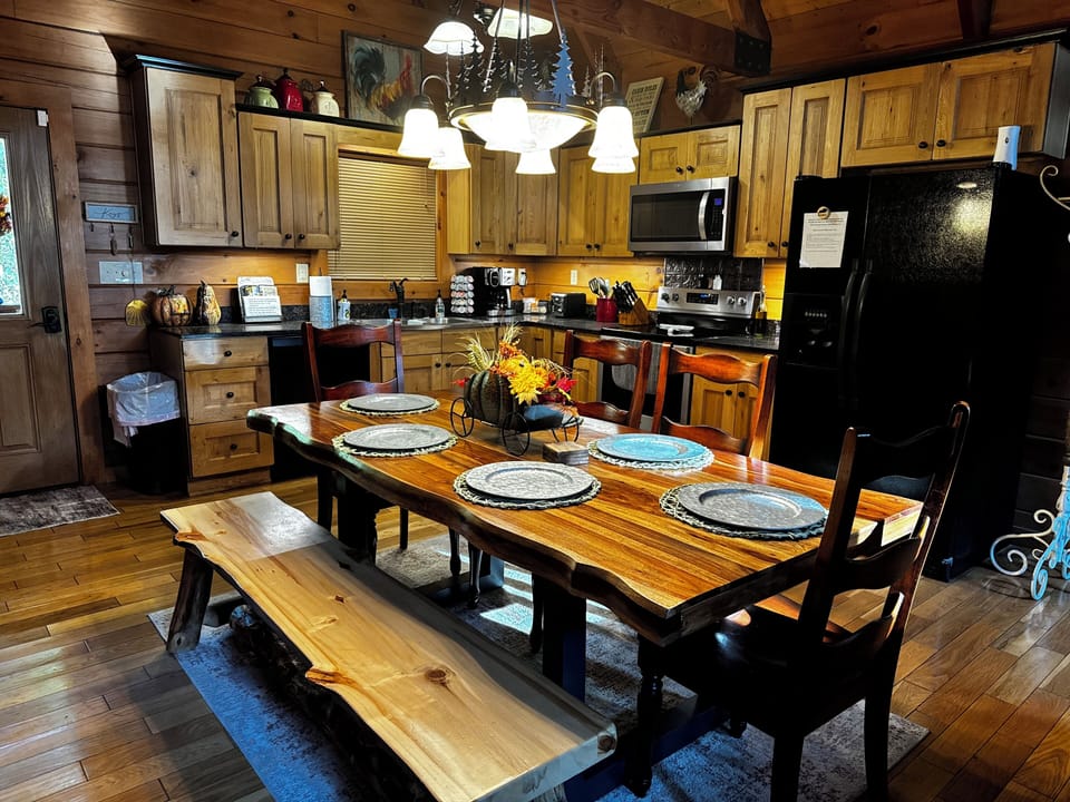 Kitchen dining area with seating for 6.
