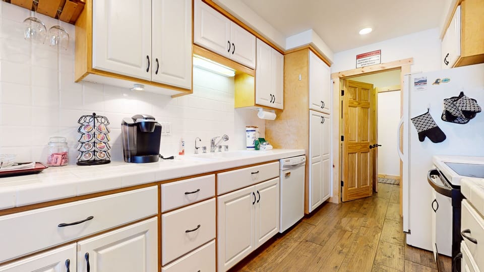 Indoors, Kitchen, Sink, Sink Faucet, Cabinet