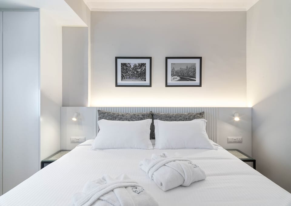 Sockets, USB A and USB C chargers at each bedside.