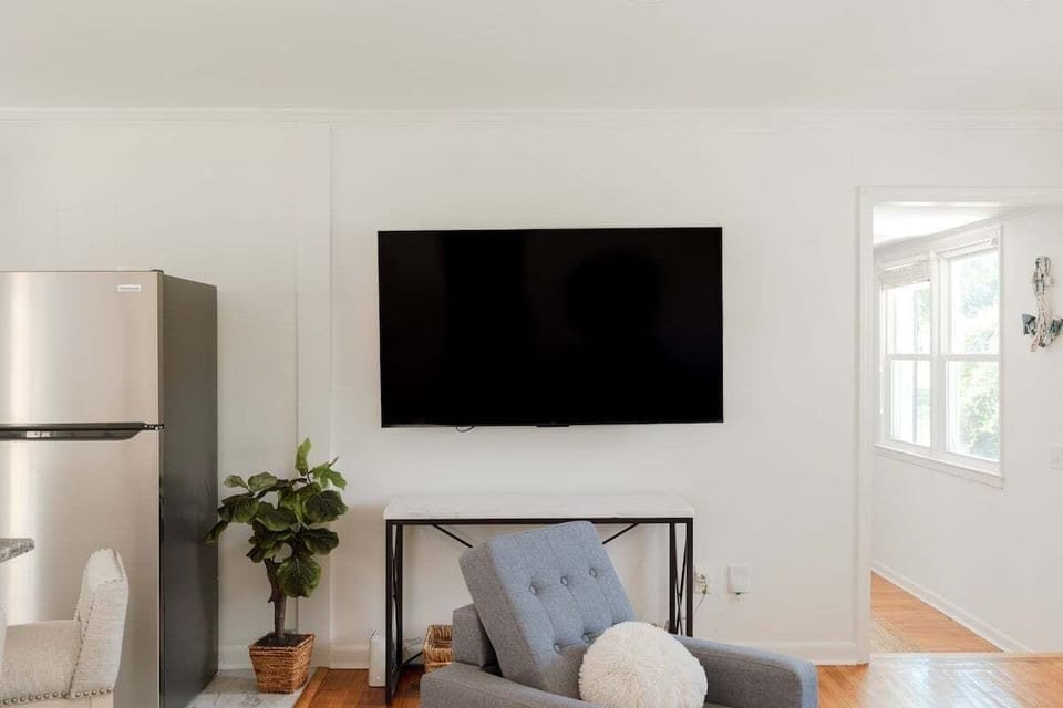 Relax in this inviting living space featuring plush seating, coastal décor, high‑speed Wi‑Fi, and a Smart TV for streaming.
