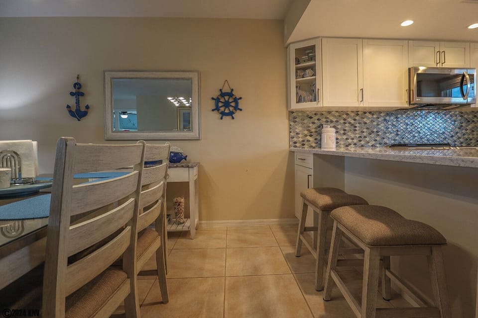 Dining Area has seating for 8
