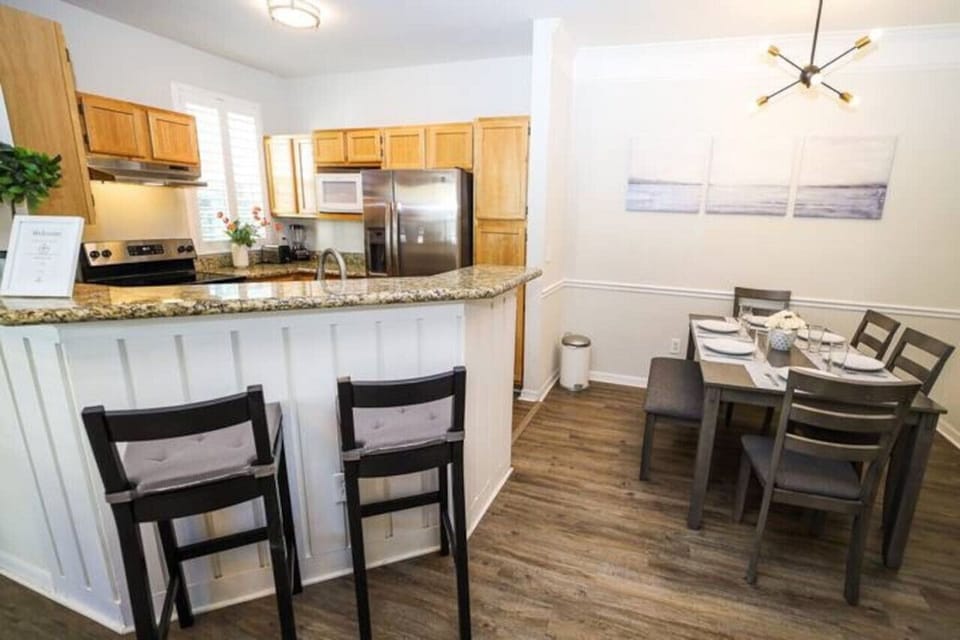 Dining Room for 6!#Disney #Parks #kingdom #springs #Vacation #Rental #waterpark #Kissimmee #Orlando #universal #citywalk #hotspot #shortstay #longstay #resort #calypsokay #runawaybeachclub
