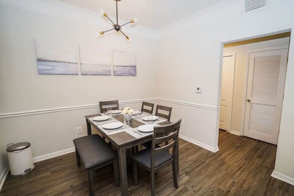 Dining Room for 6!