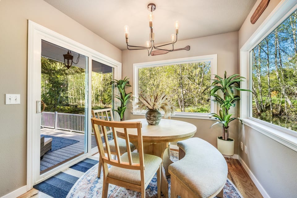 Breakfast nook( unobstruct view of the pond)