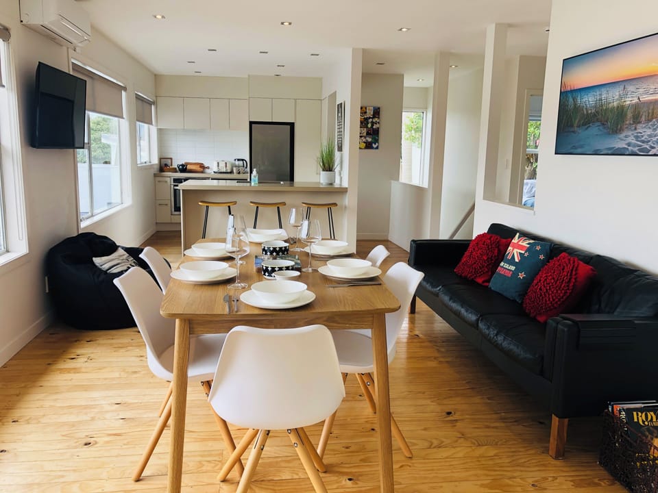 Opening plan kitchen, dining & lounge area