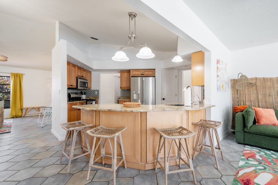 Kitchen island with bar seating for 4