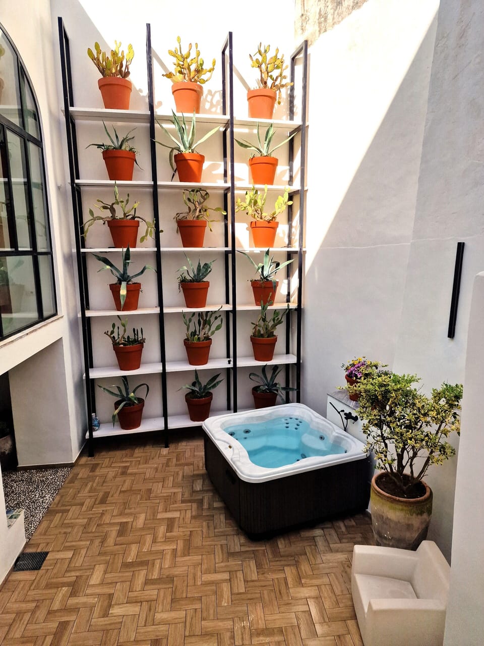 Indoor spa tub