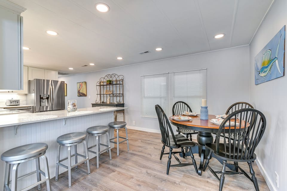 Dining | Dishware & Flatware Provided