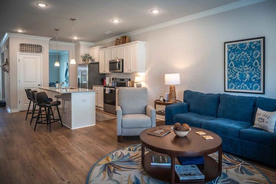 Welcome to Shoo Fly at Lake Oconee! Your lakefront experience includes the use of the homes, kayaks, games, and boat slip. Perfect for up to 10 guests!