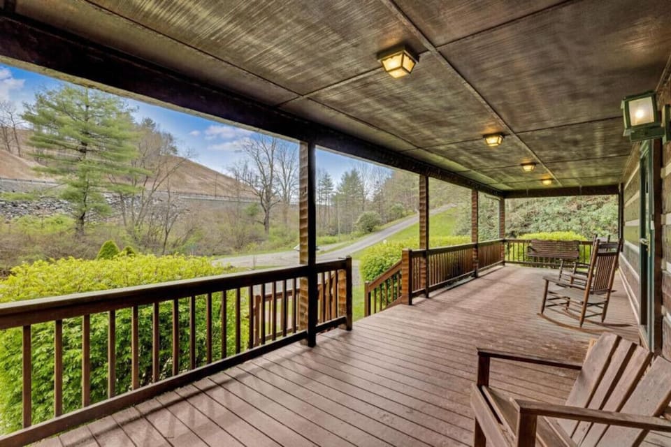 `This place was great! Clean and as described. Close enough to all the restaurants and shops but out far enough to have privacy. Alison was very responsive and this place was a great place to stay! Hot tub was awesome!`  Valerie (Lincoln, NC)