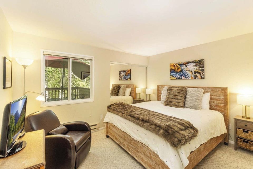 Main Level (2nd Floor) King Bedroom