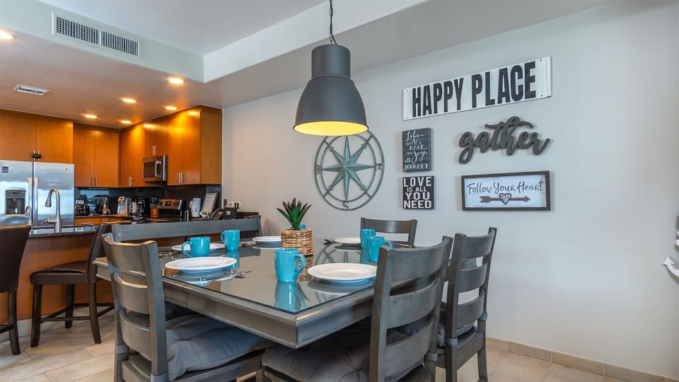 There dining table