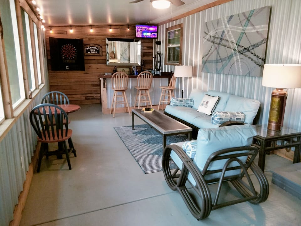 12 x 30 screen room with bar