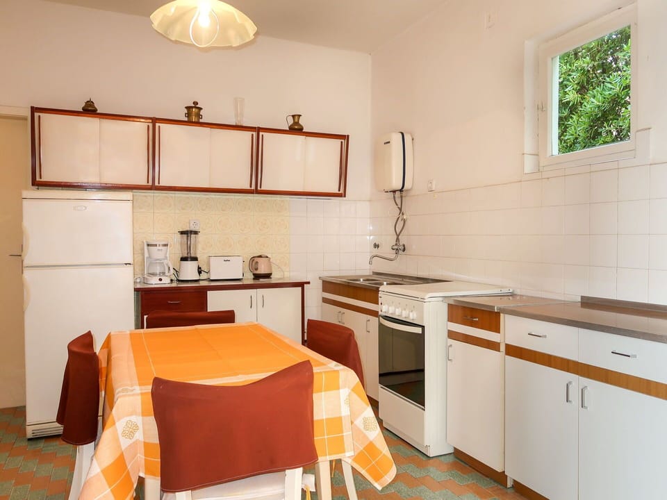 Cabinetry, Countertop, Sink, Property, Kitchen Sink, Kitchen, Kitchen Stove, Wood, Tap, Lighting