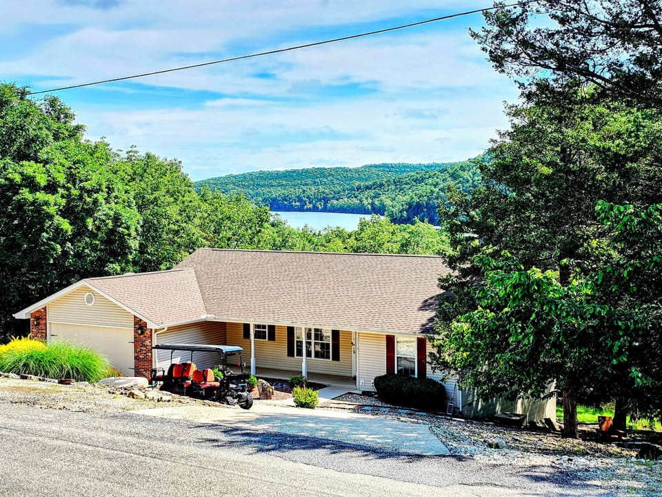 The Holiday Haven On The Island!
Circle Drive! Boat Parking by street.