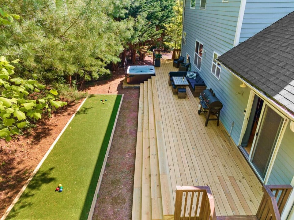 Rear Entertainment deck w/ Hot Tub