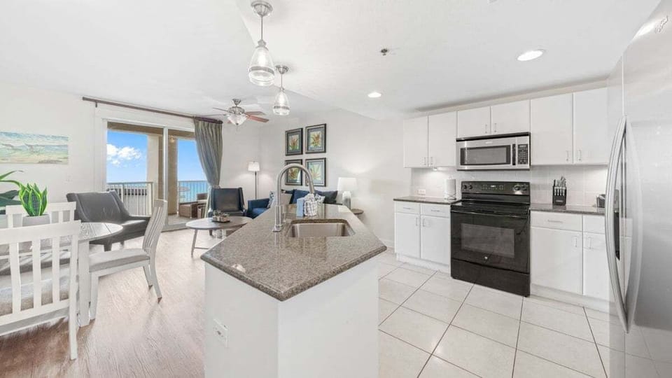 Spacious kitchen with view of the balcony