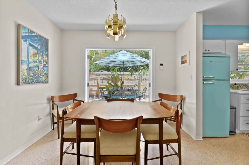 Dining area, table seats 6 