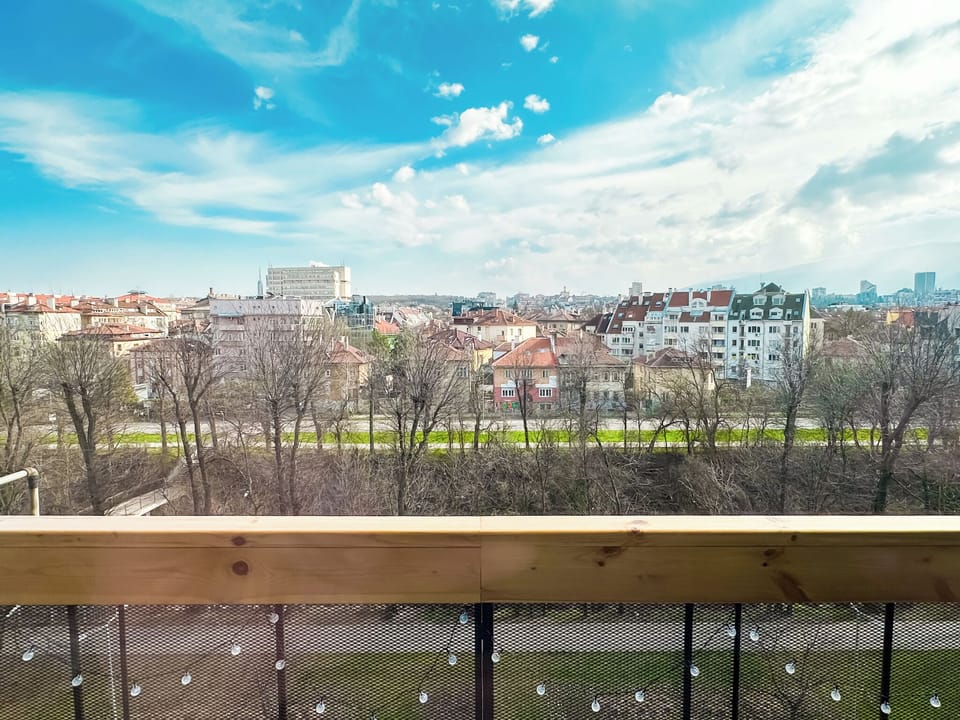 #SofiaSharedCharm
#CityscapeTerraceViews
#PastelRetreatSofia
#SharedLuxuryLiving
#CozyCommunalExperience