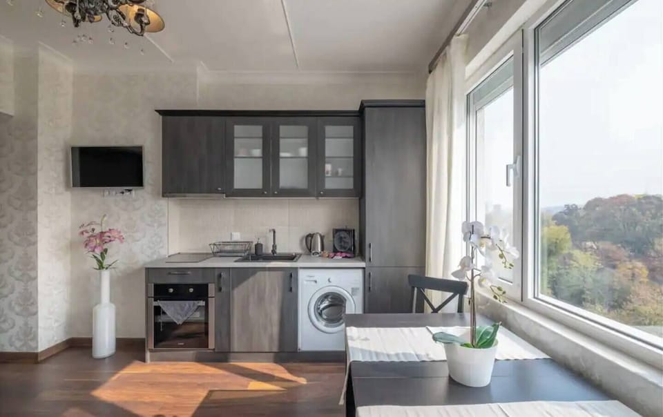 Spacious and bright living area with a modern kitchen, perfect for cooking and relaxing after a day of sightseeing.