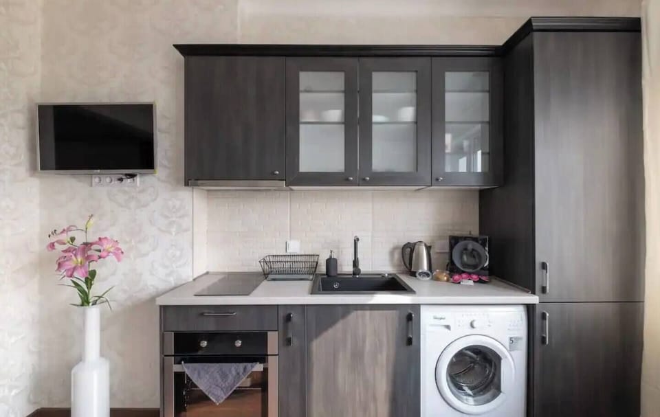 Fully equipped kitchen with modern appliances, perfect for preparing meals and enjoying them in the dining area.