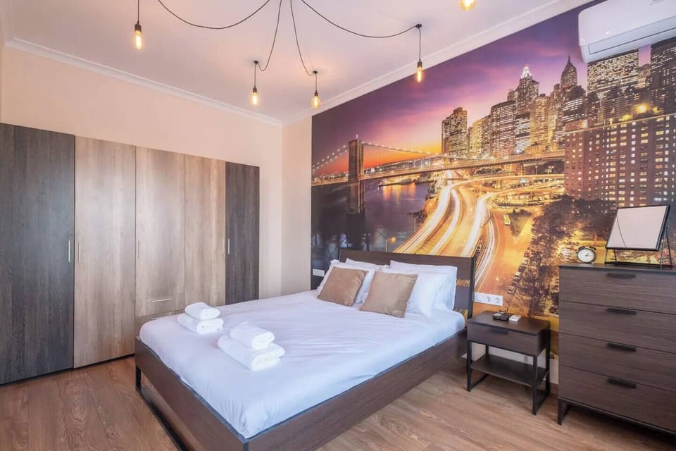 Stylish and Spacious Bedroom Unwind in this spacious and beautifully designed bedroom, featuring elegant lighting and modern furniture. The eye-catching wall mural adds a unique touch to your stay. Don’t miss this chic urban retreat – book your stay now!