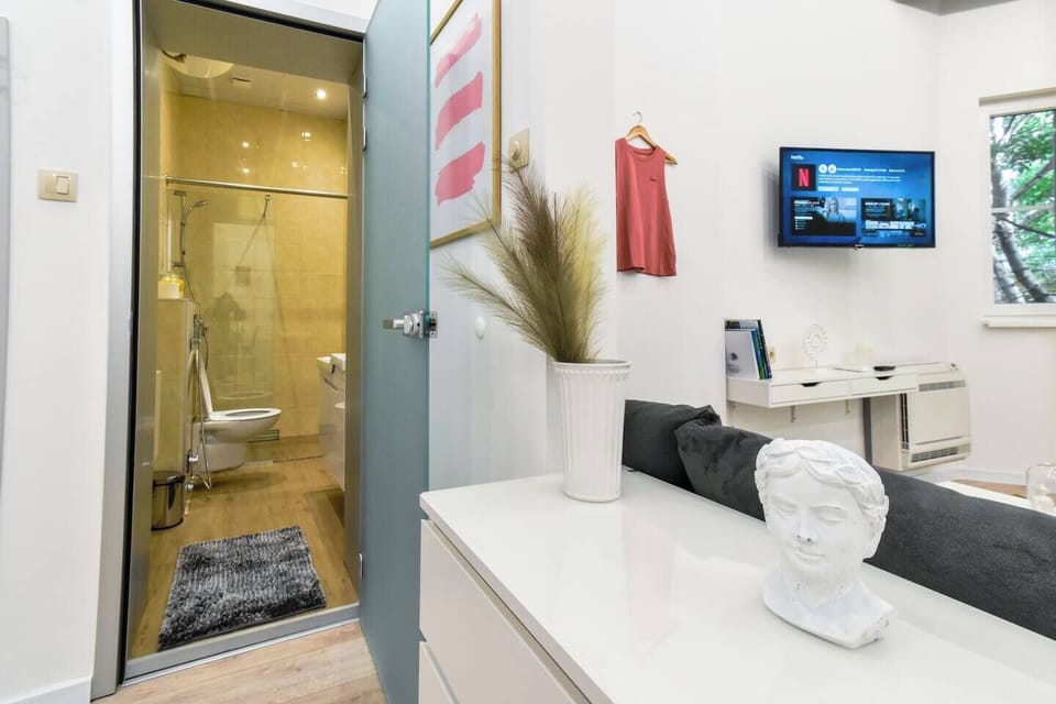 Indulge in the sleek and modern bathroom, offering everything you need for a refreshing start or end to your day. With a spacious shower, clean towels, and contemporary fixtures, this full bathroom ensures a comfortable and convenient experience. After a long day of exploring, you’ll enjoy freshening up in this stylish and functional space.
