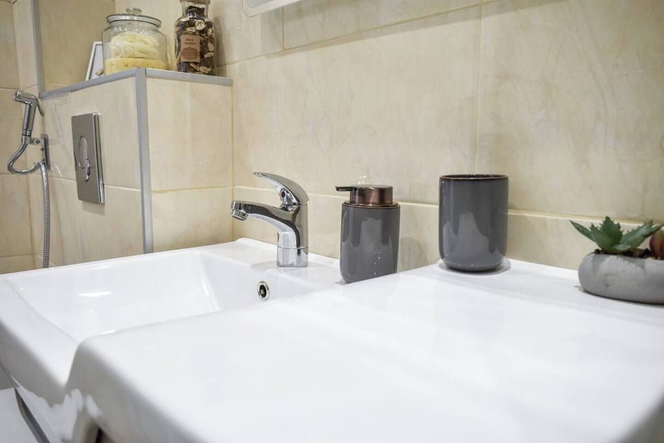 The modern bathroom is not only functional but also thoughtfully designed with elegant details. Featuring a sleek sink and stylish decor, this space combines practicality with a touch of luxury. Whether you’re freshening up in the morning or winding down in the evening, this beautifully crafted bathroom will ensure a pleasant and comfortable experience during your stay.