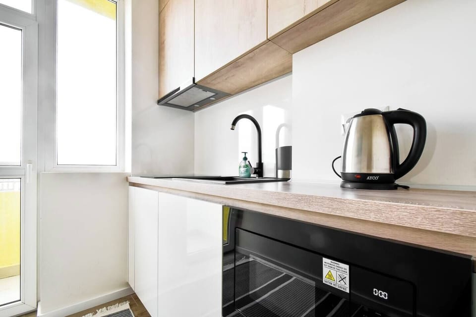 Sleek and functional: A contemporary kitchen design featuring clean lines, ample counter space, and state-of-the-art equipment.