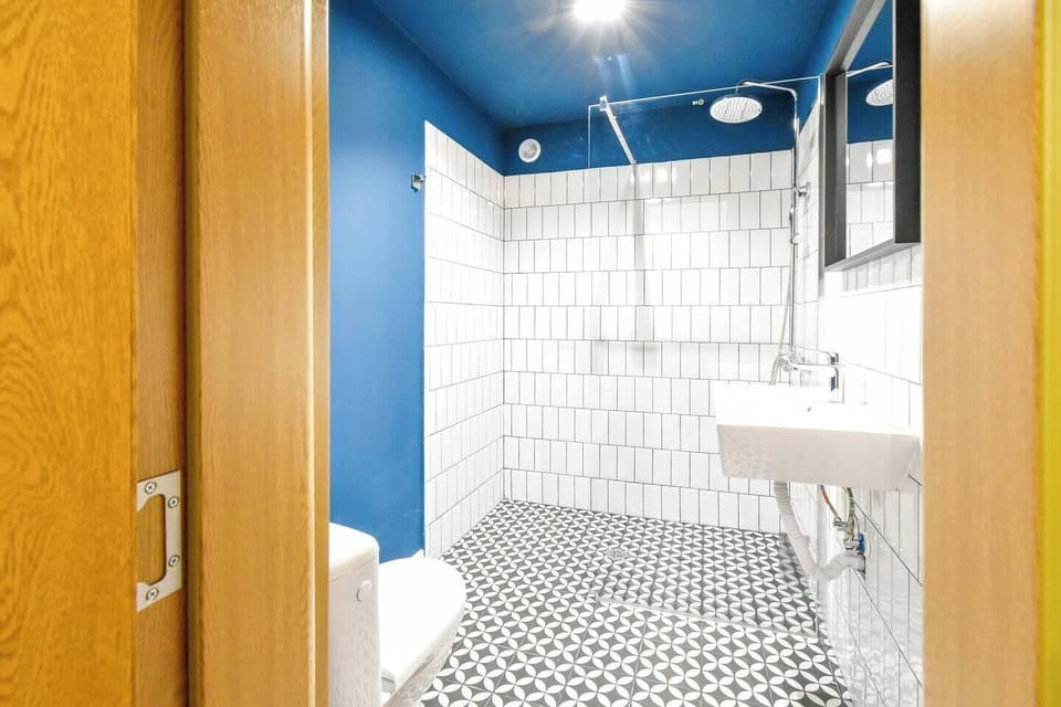 Central Sofia | Metro to Airport | Fast Wi-Fi | King bed | Park view | Self check-in