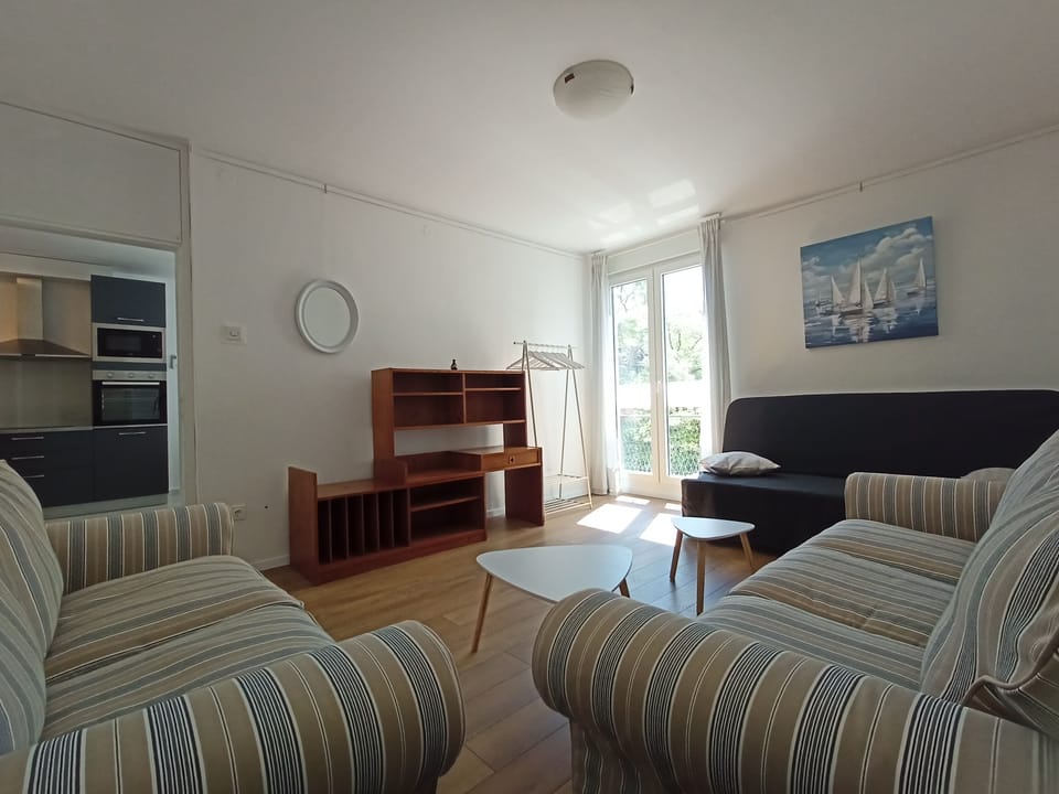Living room (bedroom)