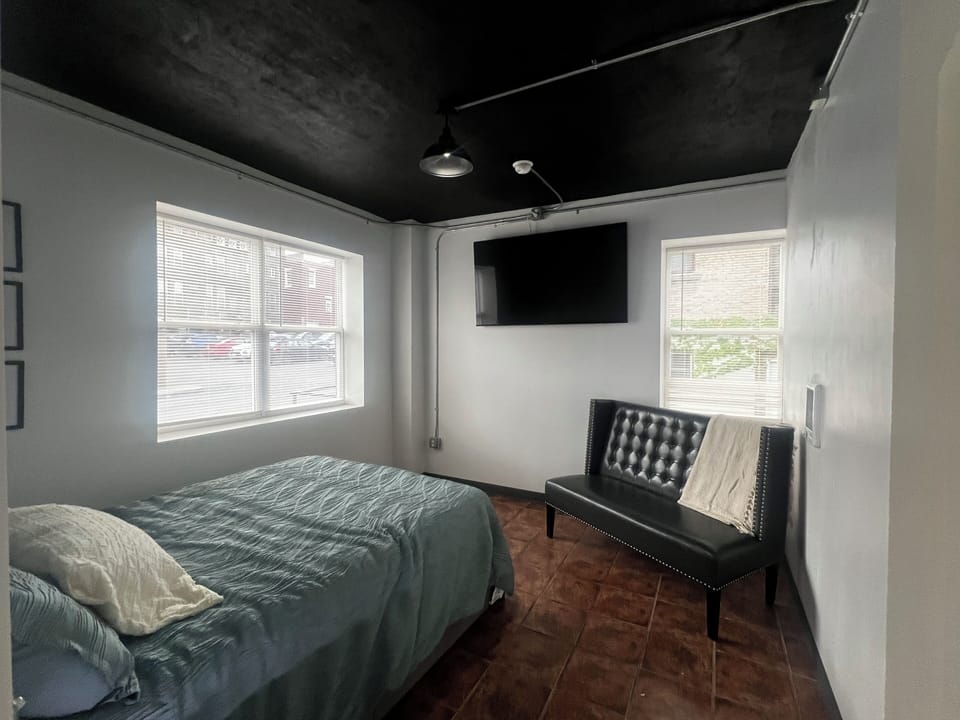 Bedroom 1- Queen Bed 