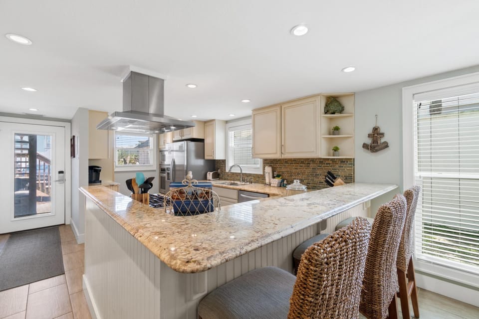 Kitchen with Breakfast Bar