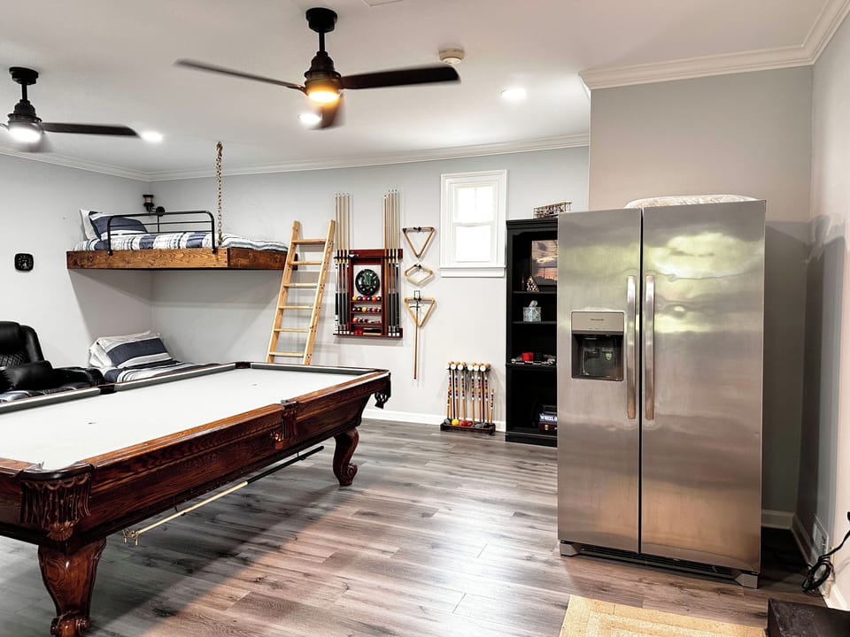 Bunk Room - Pool Table, Dart Board, Second Refrigerator