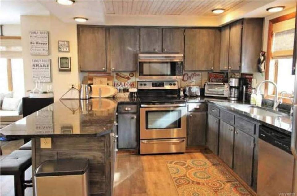 Cookware/dishes/utensils, dining tables