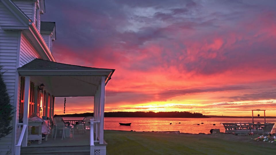Come enjoy stunning sunsets with a captivating view at Whitesail's House!