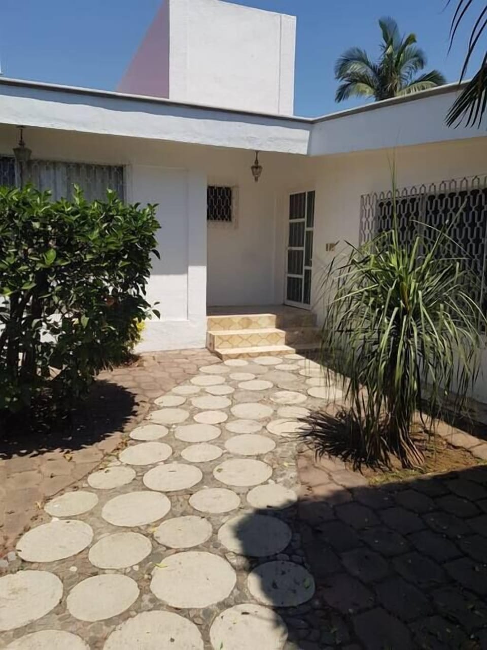 Una fachada encantadora que te invita a entrar y disfrutar de tu estancia.