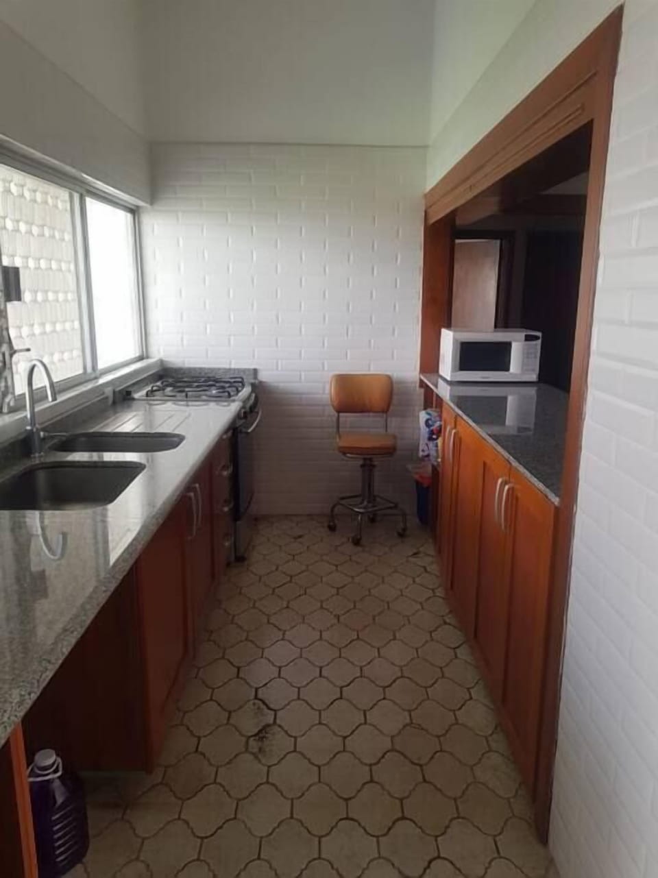 Prepara deliciosas comidas en esta amplia y bien equipada cocina.