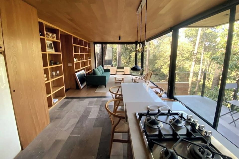 Sala de estar con cocina integrada.