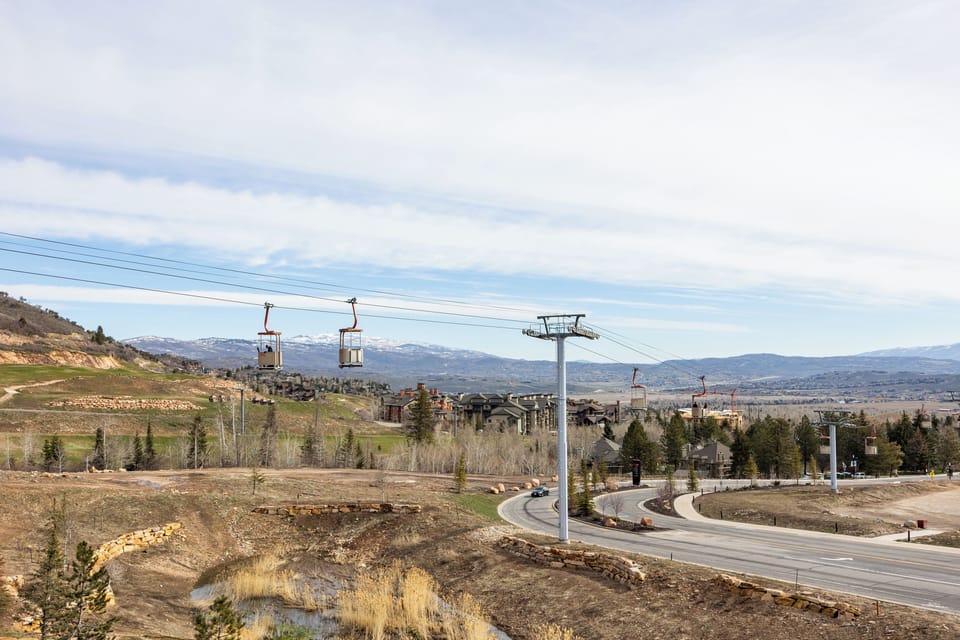 The high-speed gondola that connects the two iconic ski areas.