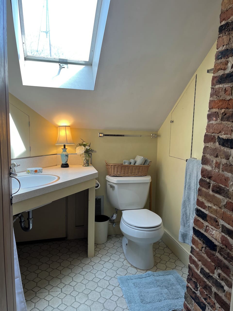 Upstairs full bathroom.