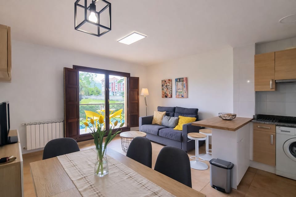 Communal lounge/ TV room,Balcony/Terrace,Kitchen or kitchenette,Living room,Dining area