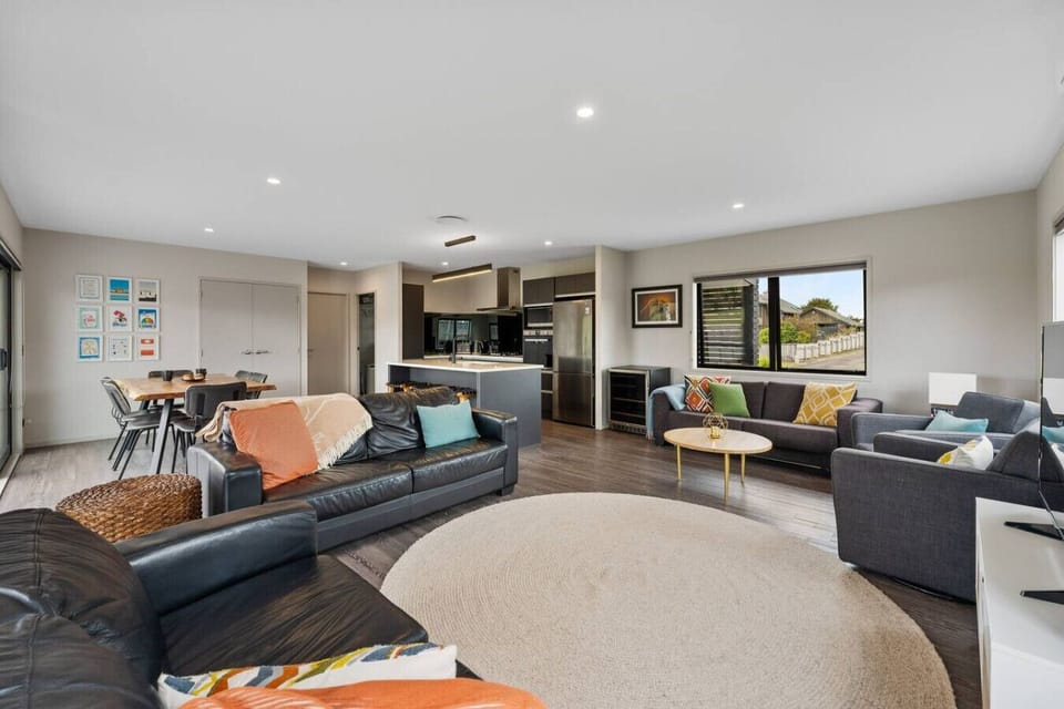 Open plan lounge, kitchen, diner