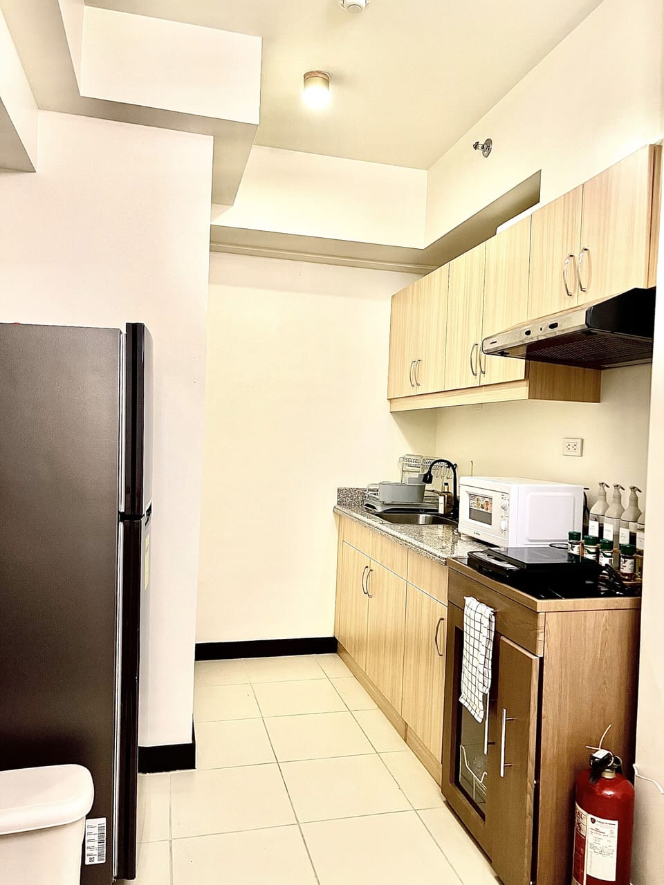 Discover a compact but fully equipped kitchen w/ all the essentials.