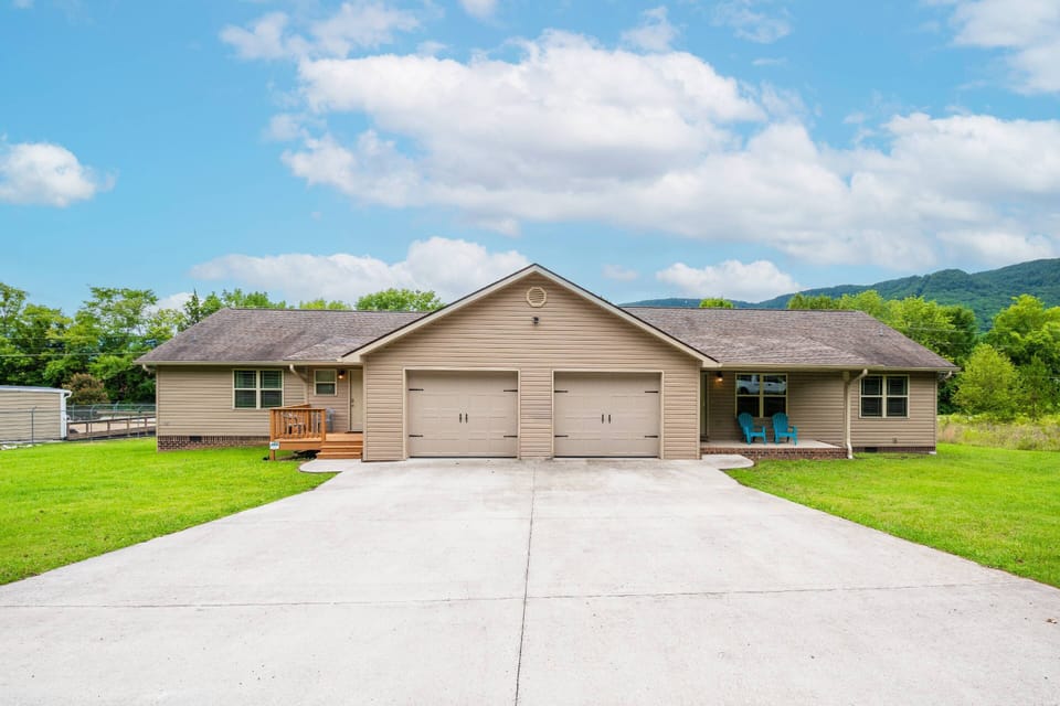 TN Delight at the Venue includes both sides - 2 BR/1BA. The garage is accessed during your stay.