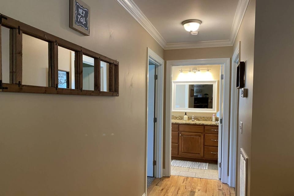 Conveniently located full bath between the two bedrooms in "Tennessee Delight 6"